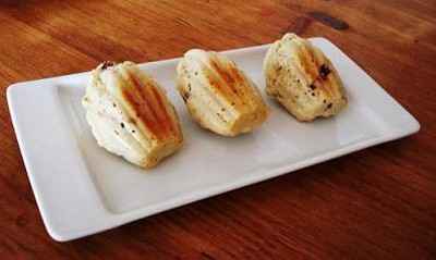 Madeleines au roquefort et aux dattes