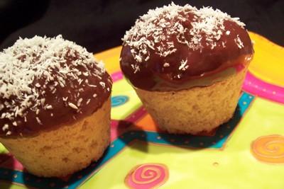 Muffins (sans œuf, ni beurre) au lait de coco et fève tonka, nappés de chocolat au lait