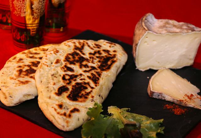 Naans à la tomme de Savoie farcis au poulet aux épices tandoori