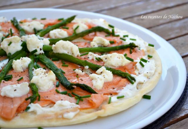 Pizza à la ricotta, saumon fumé et asperges vertes