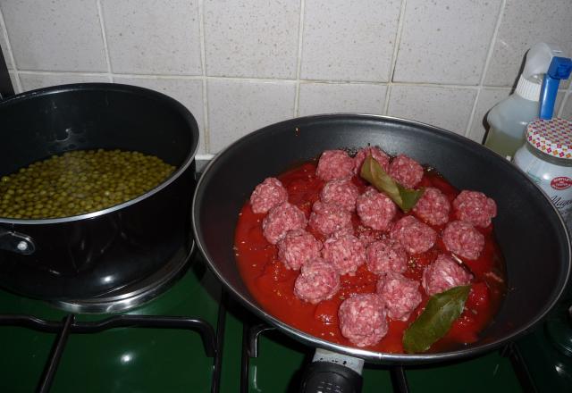 Boulettes de bœuf à la tomate accompagnées de petits pois