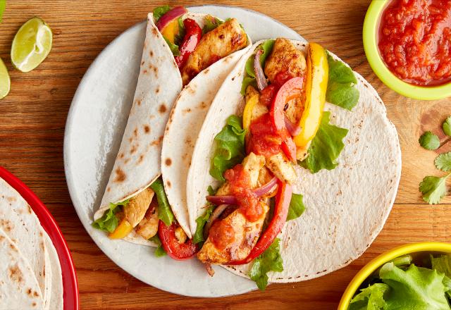 Fajitas au poulet, tomates et poivrons