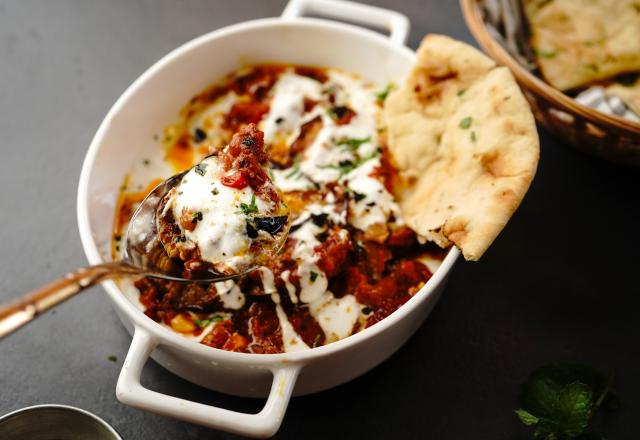 Connaissez-vous le Borani Banjan, ce plat délicieux plat à base d’aubergines accompagné d’une sauce au yaourt qui change de la Parmigiana ?