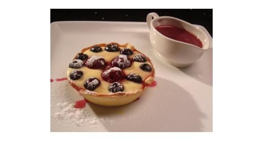 Cherry, Berry et crème pâtissière tartes avec du sirop