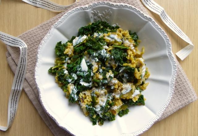 Wok épicé de chou kale, riz et courgette et lait de coco