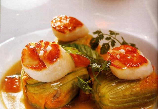 Saint-Jacques poêlées, fleurs de courgettes farcies en marinière de noix de pétoncles