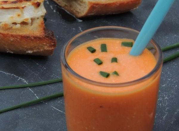 Velouté glacé de poivrons rouges, tartine de chèvre au miel