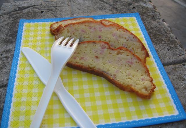 Cake au comté, allumettes fumées et oignons rouges