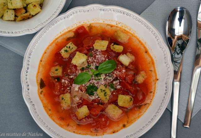 Bouillon de tomates et petits croûtons à l'ail et au persil