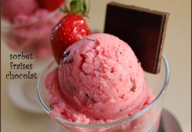 Glace au lait ou sorbet laitier aux fraises fraîches et au chocolat noir