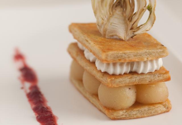 Millefeuille, crème de roquefort et poires confites aux épices, chutney Bettrerave-Framboise, et Chips de fenouil