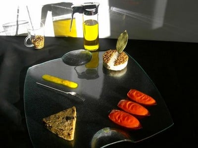 Gâteau au fromage de chèvre et mascarpone au curry, graines de sesame,caviar d'aubergine aux herbes, tomates confites au laurier,confiture de poivron jaune