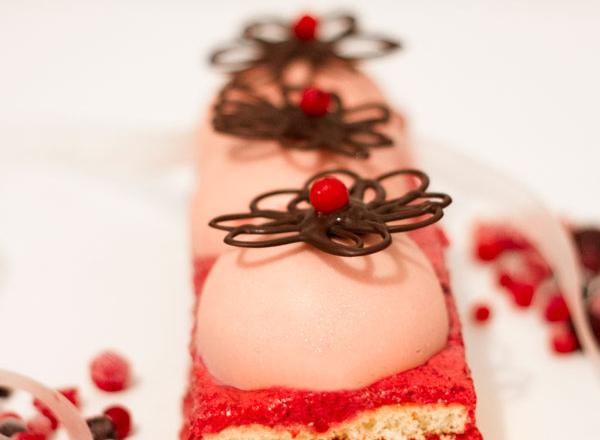 Gâteau tout rose aux fruits rouges