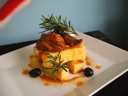 Sauté de Porc aux olives et au romarin accompagné de sa polenta ! Plat familial