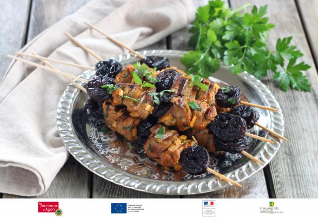 Brochettes d'agneau marinées aux pruneaux d'Agen