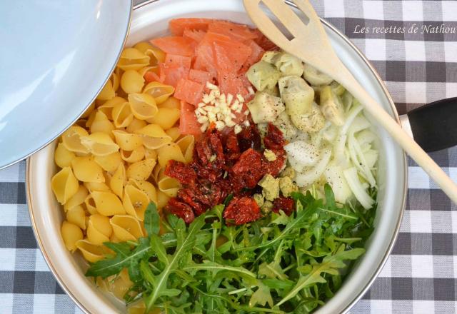 One pot pasta au saumon fumé, tomates séchées et roquette