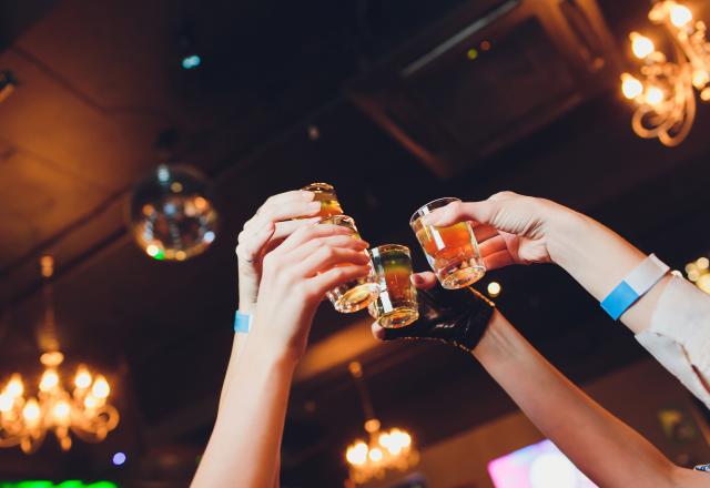 Des bars épinglés dans ce lieu touristique: ils récupéraient les restes d’alcool dans les verres pour les resservir sous forme de shots