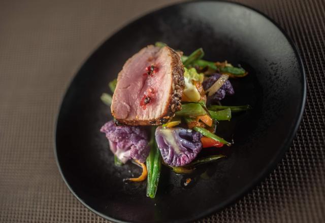 Tataki de filet de veau sous la mère, légumes du moment au wok