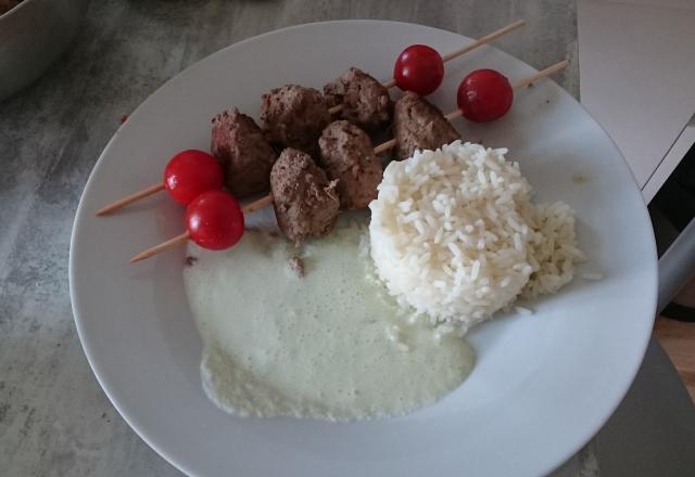 Brochettes de boulettes de bœuf, sauce coco