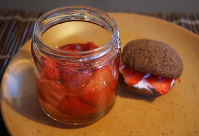 Fraises au sirop de romarin et son whoopie