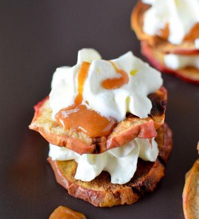 Chips de pommes, chantilly roquefort et caramel beurre salé