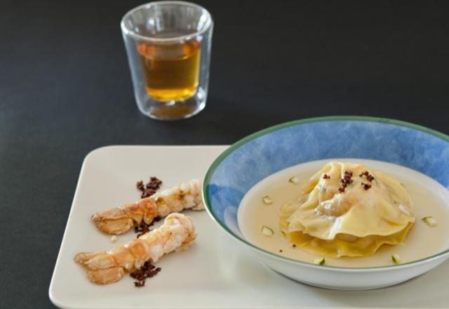 Langoustines en 2 cuissons, ravioles et rôties au bouillon de bœuf et citronnelle