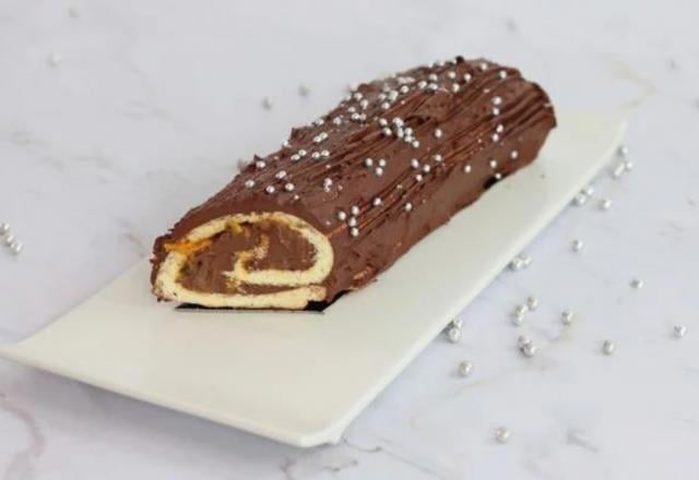 Cette recette de bûche de Noël roulée au chocolat est tellement facile que même les débutants vont la réussir !