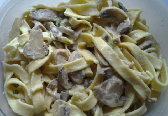 Tagliatelles maison à la crème et champignons