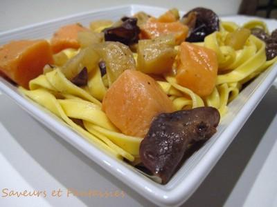 Tagliatelles au saumon ananas et champignons noirs en wok