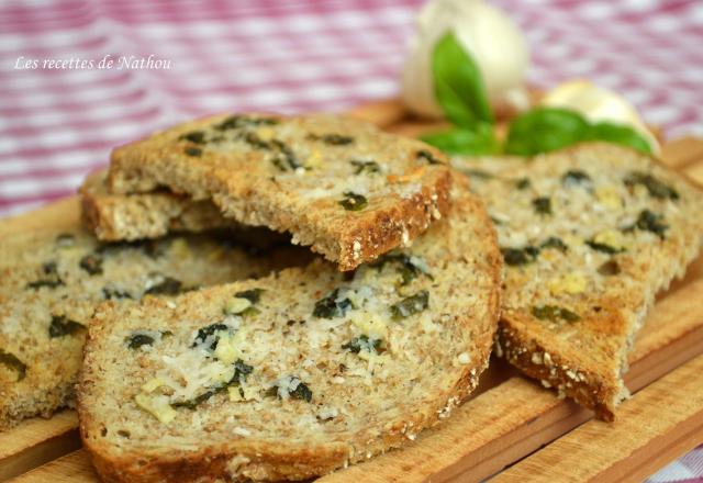 Pain grillé à l'ail, au basilic et parmesan