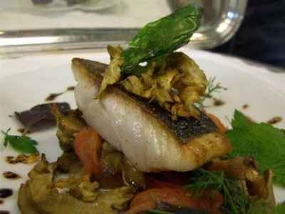 Filets de loup cuit sur la peau, artichaut sauté à cru, vinaigrette aux herbes