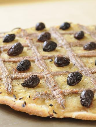 Pissaladière et mesclun de salade au fenouil