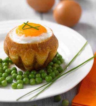 L'œuf surprise en nid de brioche sur lit de petits pois