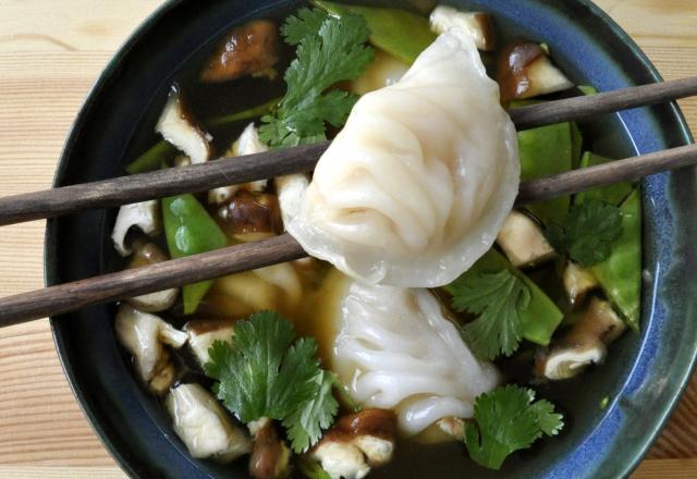 Bouillon aux shiitakes et raviolis de crevettes