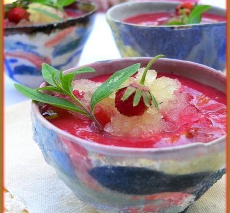 Soupe de fraises pochées, granité verveine