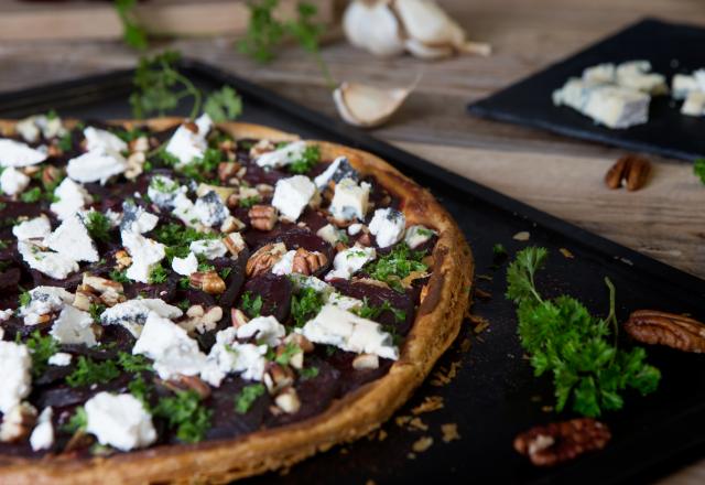 Tarte fine à la betterave, fromage et noix de pécan