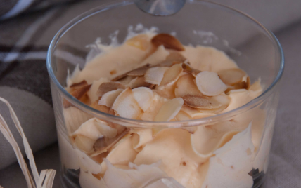 Verrine de mousse d'abricot sur lit de spéculoos