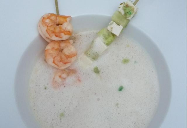 Bouillon coco en écume, gambas, concombre et tofu