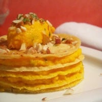 Millefeuille de crêpes de pois chiches au cumin & mousse de carotte à la coriandre