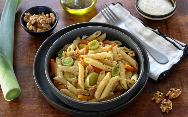 Cette recette de pâtes à la fondue de poireaux, noix et parmesan est idéale pour le dimanche soir