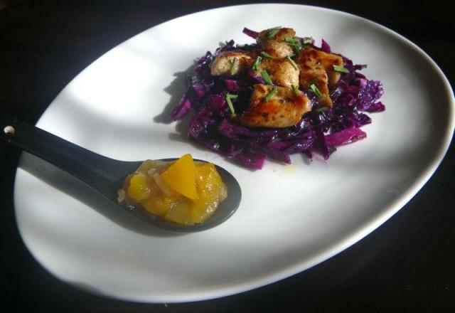 Salade de chou rouge au raifort et émincé de dinde caramélisé