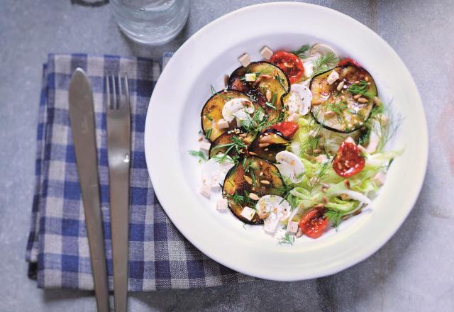 Aubergines grillées, tofu et salade iceberg au gomasio