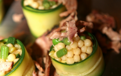 Chiffonnade d'andouille et nids de courgettes à la salade de plombs, légumes primeurs, assaisonnée au tamarin (salade)