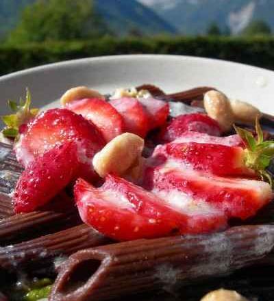 Pâtes au chocolat, fraises et coulis de nougat