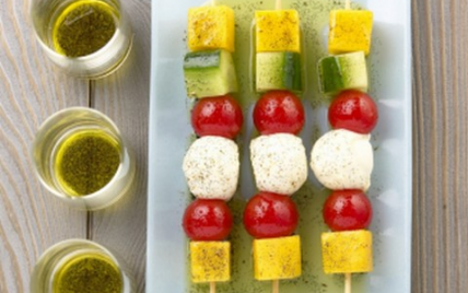 Brochettes de Tomates et Concombres de France et mangues à l'huile de vanille