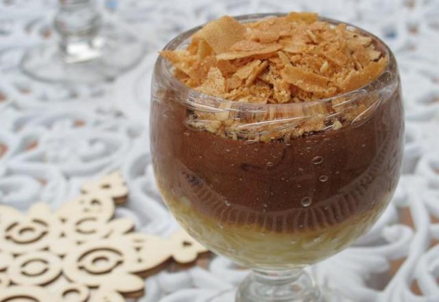 Fondant de poire, mousse au chocolat et crumble de gavotte, pralin