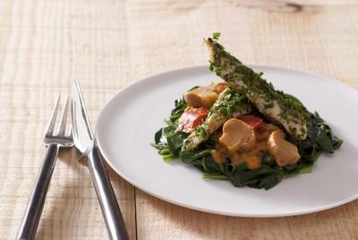 Aiguillettes de poulet enrobées d'herbes fraîches, tombée de pousses d'épinards aux champignons de Paris, tomate, mascarpone, pointe de piment d'Espelette