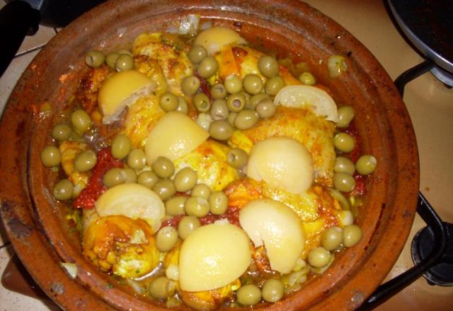 Tajine de poulet aux olives et aux citrons confits