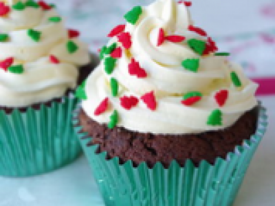 Des cupcakes au chocolat et crème au beurre vanillé à base de meringue suisse