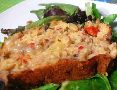 Cake au pesto de noix, thon et légumes d'été